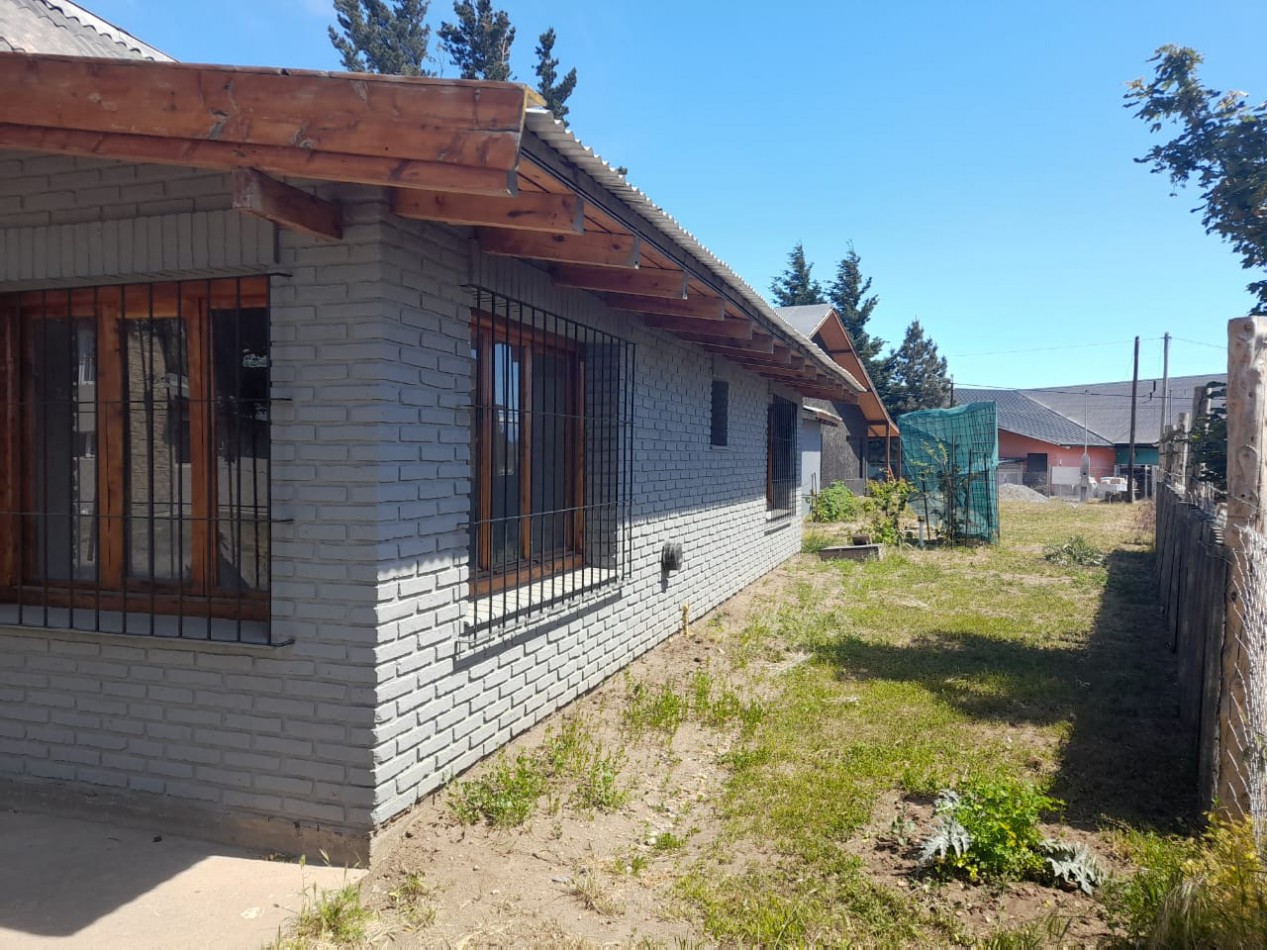 DOS CASAS EN VENTA EN  CALLE CANADA 60 - DINA HUAPI  (Apto credito)